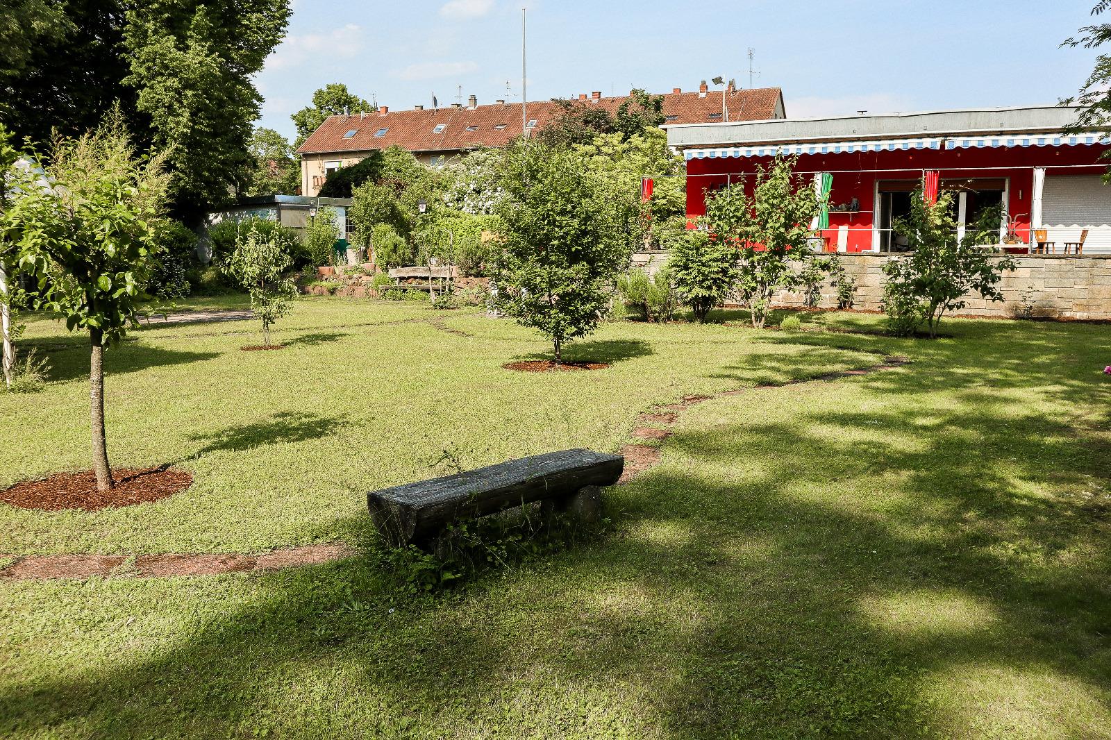 Restaurantatmosphare bei warmem Licht am Abend