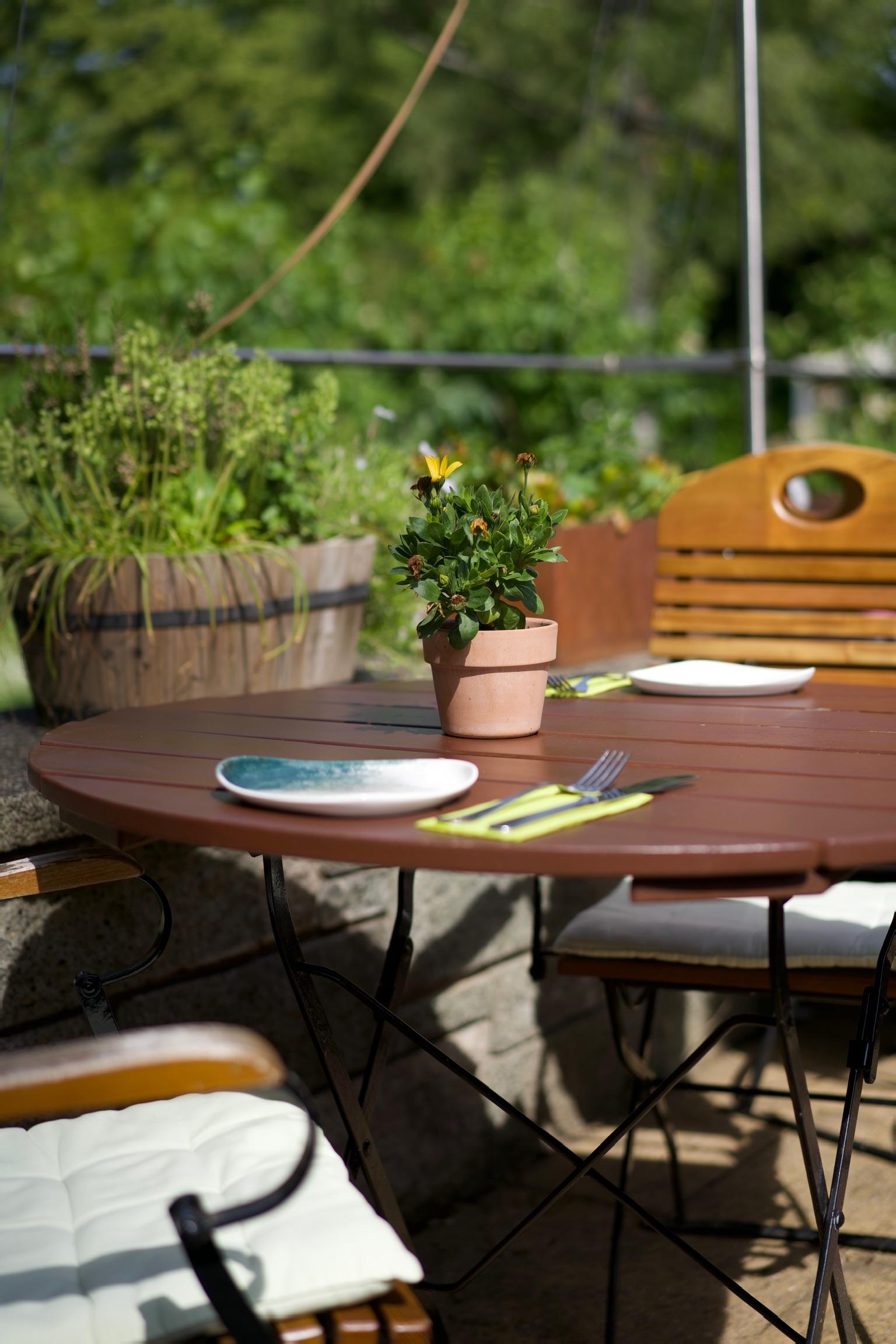 Gemutliche Tischsituation im Restaurantbereich